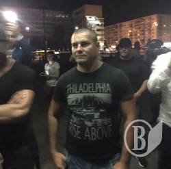 Скандал: Геннадій Корбан повідомляє про тітушок, які блокували будівлю ЦВК Скандал: Геннадій Корбан повідомляє про тітушок, які блокували будівлю ЦВК